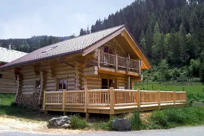 Image de Véritable cabine canadienne du tronc naturel avec sauna, animaux acceptés
