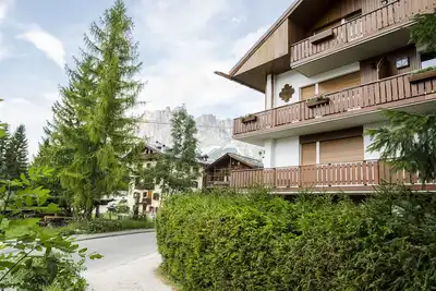 Image de Appartement dans une, l'arrêt de bus ensoleillé et calme sous la maison