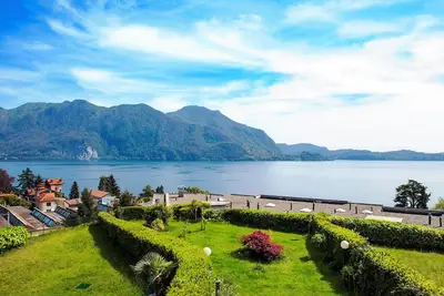 Beau studio avec balcon, piscine et superbe vue sur le lac