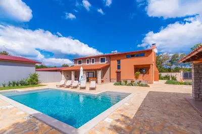 Image de Propriété totalement privée - piscine, jardin, aire de jeux, prés et forêts