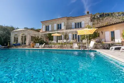 Image de Chaleureuse et spacieuse villa en pierre, vue mer
