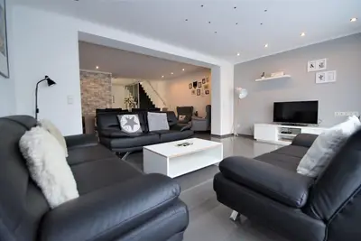 Image de Maison de vacances de luxe, 18 lits, connexion A3 à 8 minutes de la foire de Cologne, centre-ville, 200 m²