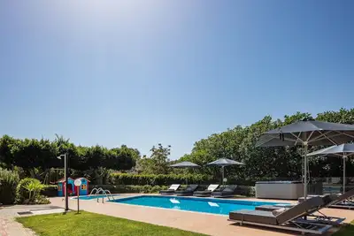 Villa de 200 m² avec jardins privés et piscine de 60 m², à 1, 5 km de la plage