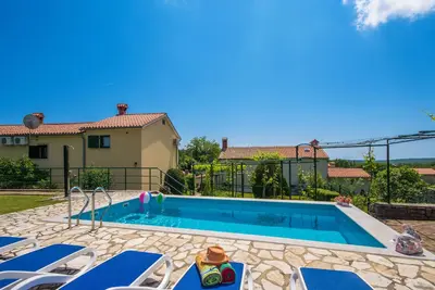 Image de Villa familiale et romantique avec piscine, à quelques minutes de la plage