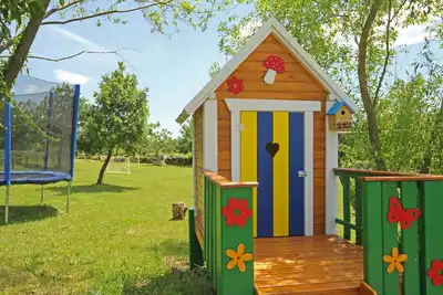 Image de Charmante maison pour enfants avec parents sur 3000 m2 de terrain :)