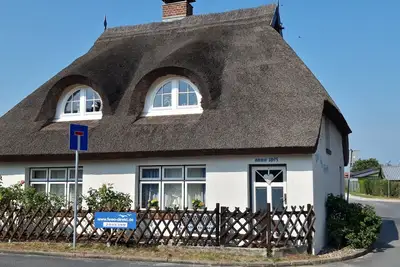 Image de Nostalgie dans une maison de vacances romantique avec un toit de chaume et une cheminée devant l'île d'Usedom
