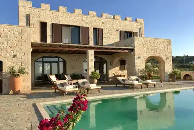 Image de luxueuse villa familiale, vue imprenable sur la mer, piscine chauffée et spa