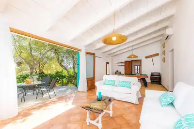 Image de Ferme rustique du XVIIe siècle récemment restaurée et très calme