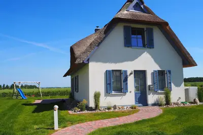Image de Vue sur la mer - maison de chaume moderne avec unique de la mer Baltique