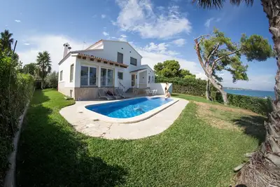 Image de Vue de rêve - villa bien entretenue avec piscine, directement sur la plage, 2- 8 personnes