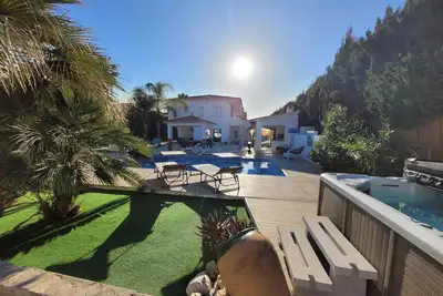 L'une des meilleures grandes villas et piscine en bord de mer, jacuzzi et tennis