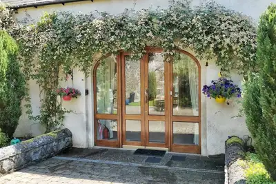 Image de Coach House magnifiquement restauré dans les bois surplombant l'estuaire de Suir