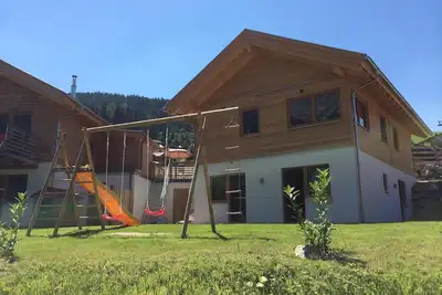 'Hüttenzauber' directement sur la piste de ski avec sauna privé et espace détente.