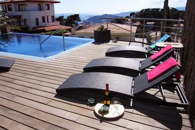 Image de Appartement d'invité avec piscine chauffée, vue sur la mer.