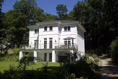 Image de appartement moderne dans une villa spacieuse, terrain de 3000 m², versant sud, forêt, Wifi-Free