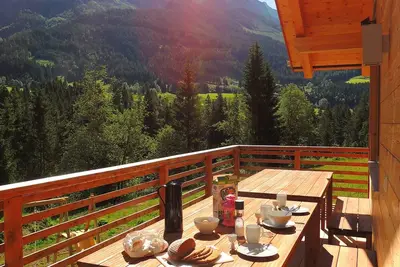 Chalet spacieux directement sur la piste de ski avec sauna privé et espace détente.