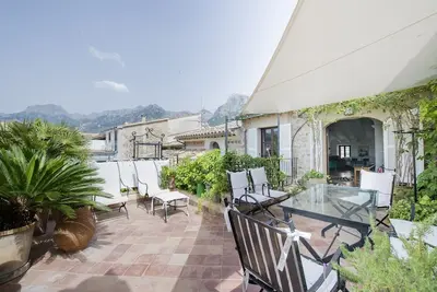 Image de maison de ville élégamment rénovée avec terrasse sur le toit près de la Plaza / Centre de Soller