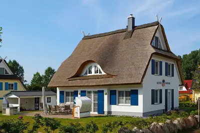 Image de Belle, grande maison au toit de chaume près de la plage de la mer Baltique