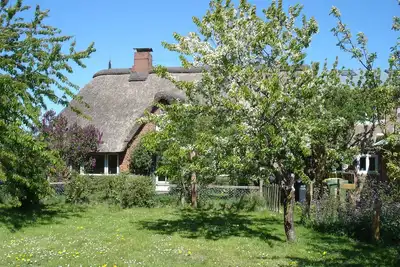 Image de Frise de chaume datant de 1860, logement familial idéal.
