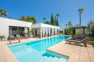 Villa au design moderne avec une piscine chauffée en option et proche de la mer.
