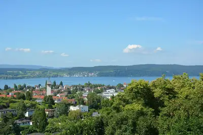 Image de appartement spacieux avec vue panoramique sur le lac, parfaitement équipé