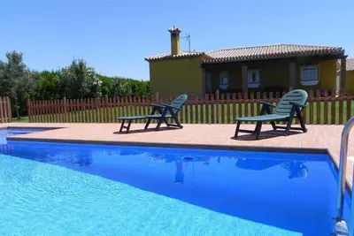 Image de Spacieuse villa de vacances avec piscine et climatisation et Wi-Fi pour 6 personnes