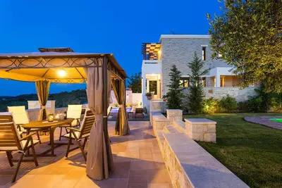Image de villas pour familles avec piscine privée, ordinateurs portables, un barbecue et de location de vélos