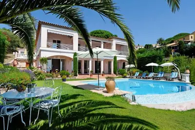 Image de Villa luxueuse avec piscine et vue panoramique à couper le souffle sur la mer