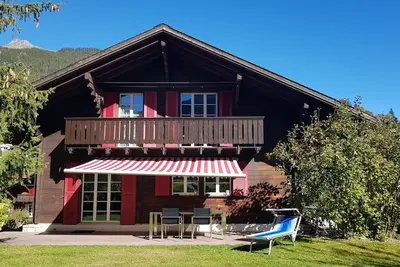 Image de Chalet confortable avec grand jardin et vue sur la montagne, garage, WiFi \/ Wifi gratuit