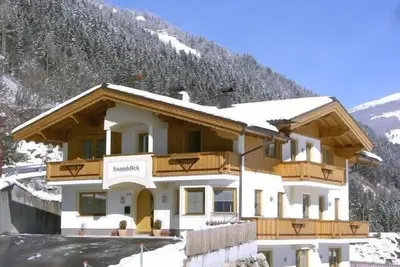 Image de nouvellement construit maison de campagne sur une colline ensoleillée - une connexion Wi-Fi