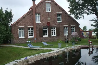Image de Spacieux appartement exclusif au 1er étage avec un étang naturel