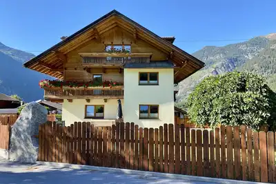 Image de Grande maison de vacances pouvant accueillir jusqu'à 18 personnes avec un salon et salle à manger ouvert