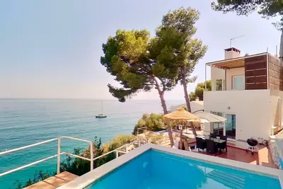 Image de Oceanfront Villa, vue panoramique, piscine, un accès à la mer, le climat!