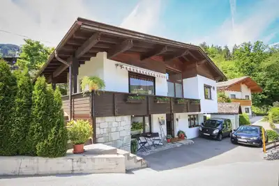 Image de Maison sur la Marienberg avec de superbes vues et une grande opportunité pour aller skier!