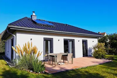 Image de Confortable 2016 achevé et près de la maison de plage avec cheminée, sauna