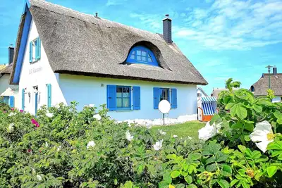 Image de Chaumière élégante au bord de la mer, dans un endroit calme et magnifique.