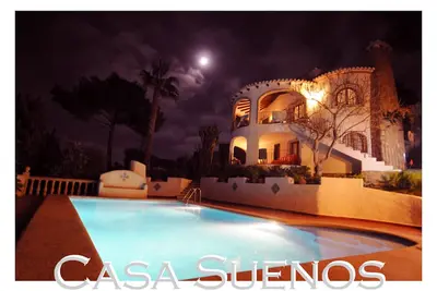 Image de calme, mer près de Villa avec jardin méditerranéen et une grande piscine au Cap La Nau