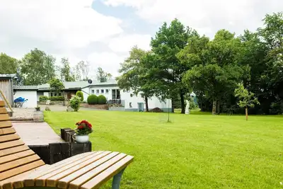 Image de Ferienhof - Weites - Terrain, grand appartement avec terrasse, jardin et aire de jeux pour enfants