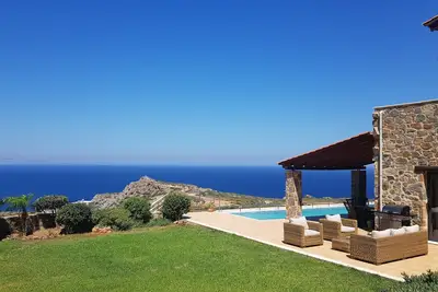 Image de Oasis de tranquillité, vue imprenable sur la mer, grande piscine chauffée et spa extérieur