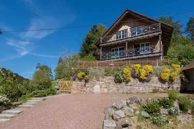 Image de Sentez-vous-maison en bois avec sauna, sans fil, Four, Jardin, barbecue, aire de jeux clôturée,