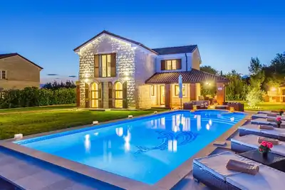 Image de Villa en pierre avec piscine, jacuzzi, piscine intérieure chauffée, barbecue, à 4 km de la plage de sable