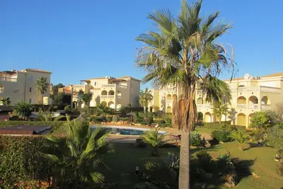 Image de Près de la plage complexe d'appartements dans le style majorquin, avec une grande piscine