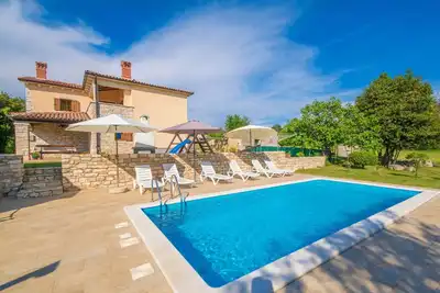 Image de Jardin privé et sécurisé de 5000 m², piscine, aire de jeux pour enfants, à seulement 9 km de la mer