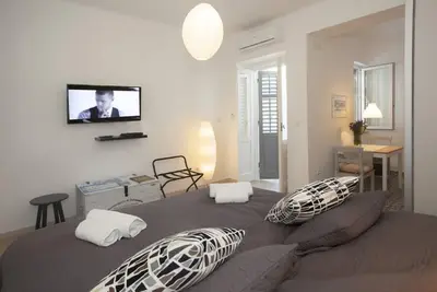 **** Studio, pieds dans l'eau, vieille ville, climatisation, WiFi, loggia
