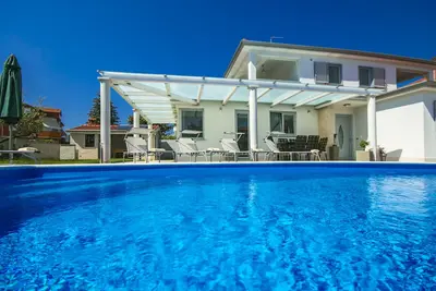 Villa neuve dans un village calme, à seulement 450 mètres de la plage