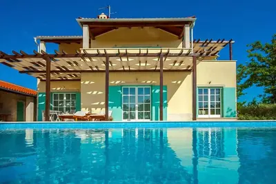 piscine chauffée, bain à remous, 2 courts de tennis