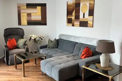 Image de Duplex inondé de lumière avec balcon dans la banlieue de la capitale du vin Würzburg