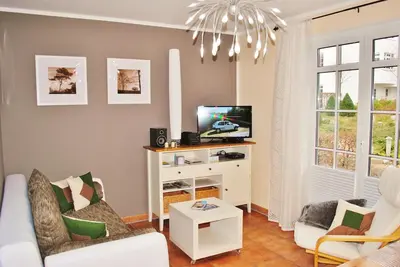 Image de application fantastique de 2 pièces. avec terrasse de 20 m² incl. Chaise de plage sur la plage