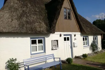 Image de maison romantique au toit de chaume avec grand jardin