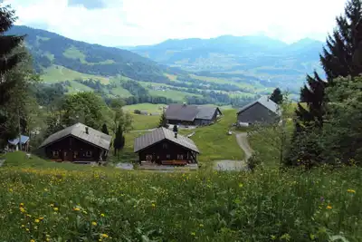 Au milieu du domaine skiable et de randonnée Bödele